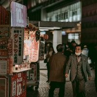 500万彩票网内容编辑小夏逐条比对公开信息源并做修订记录的专注工作场景